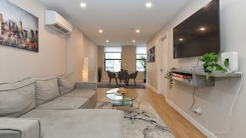 Een smart-tv en boeken