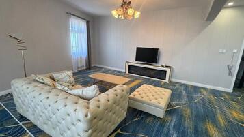 Deluxe Apartment | Living area