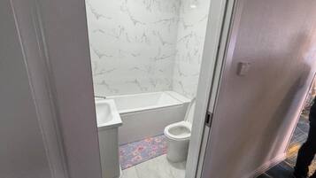 Deluxe Apartment | Bathroom | Free toiletries, slippers, towels, soap