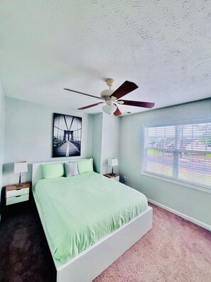 4 habitaciones, tabla de planchar con plancha, wifi y ropa de cama 