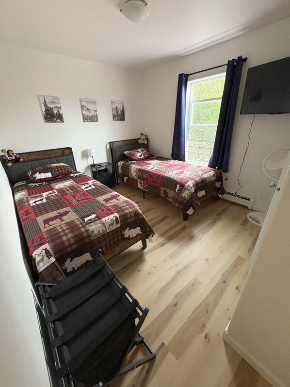 3 bedrooms, desk, WiFi (free), bed sheets
