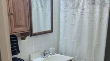 SĂšche-cheveux, serviettes fournies, savon, shampoing