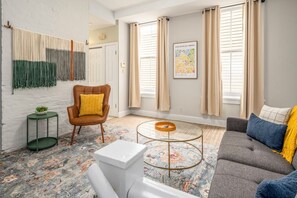 Smart-TV, Bücher, Stereoanlage