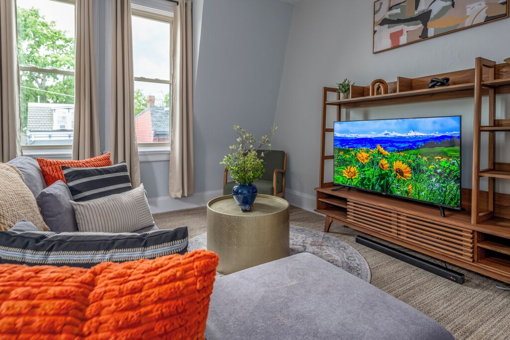 Smart TV, livros, aparelho de som