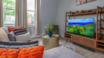 Smart TV, livros, aparelho de som