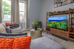 Smart-tv, böcker och en stereo