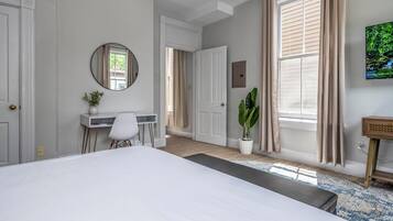 2 quartos, escrivaninha, ferros/tábuas de passar roupa