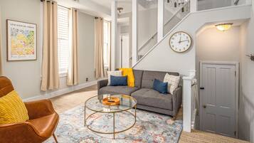 Smart TV, livros, aparelho de som