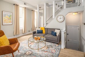 Smart-TV, Bücher, Stereoanlage