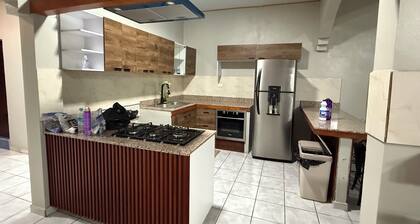 Charming 2-bedroom house with AC, WiFi in enjoyable Cantón Quitasol