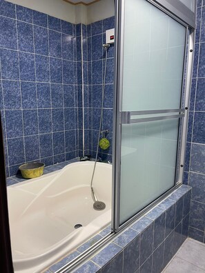 Håndklær, såpe, sjampo og toalettpapir