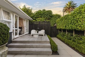 Terrace/patio - The Urban Haven - A serene city retreat, a lovely garden, close to trendy cafes. (Auckland)
