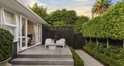 The Urban Haven - A serene city retreat, a lovely garden, close to trendy cafes.