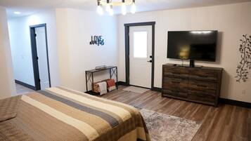 3 bedrooms, desk, iron/ironing board, free WiFi