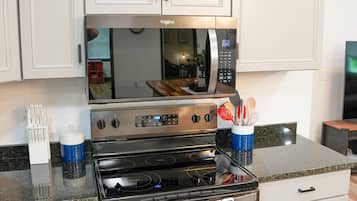 Fridge, microwave, stovetop, dishwasher