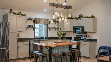 Fridge, microwave, stovetop, dishwasher