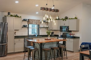 Fridge, microwave, stovetop, dishwasher - Whiskey Trails Getaway (McMinnville)
