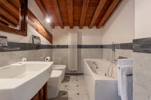 Douche, sĂšche-cheveux, bidet, serviettes fournies