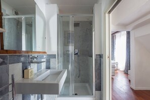 Shower, hair dryer, bidet, towels - Elegant Duomo Apartment (Firenze)