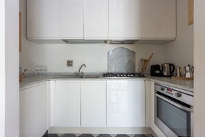 Fridge, oven, stovetop, dishwasher