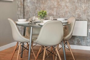 Dining - GuestReady - Modern stay in Liverpool city centre (Liverpool)