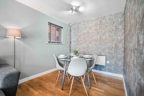 Dining - GuestReady - Modern stay in Liverpool city centre (Liverpool)