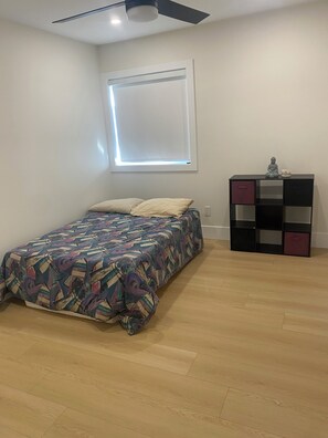 2 bedrooms, desk, travel cot, free WiFi