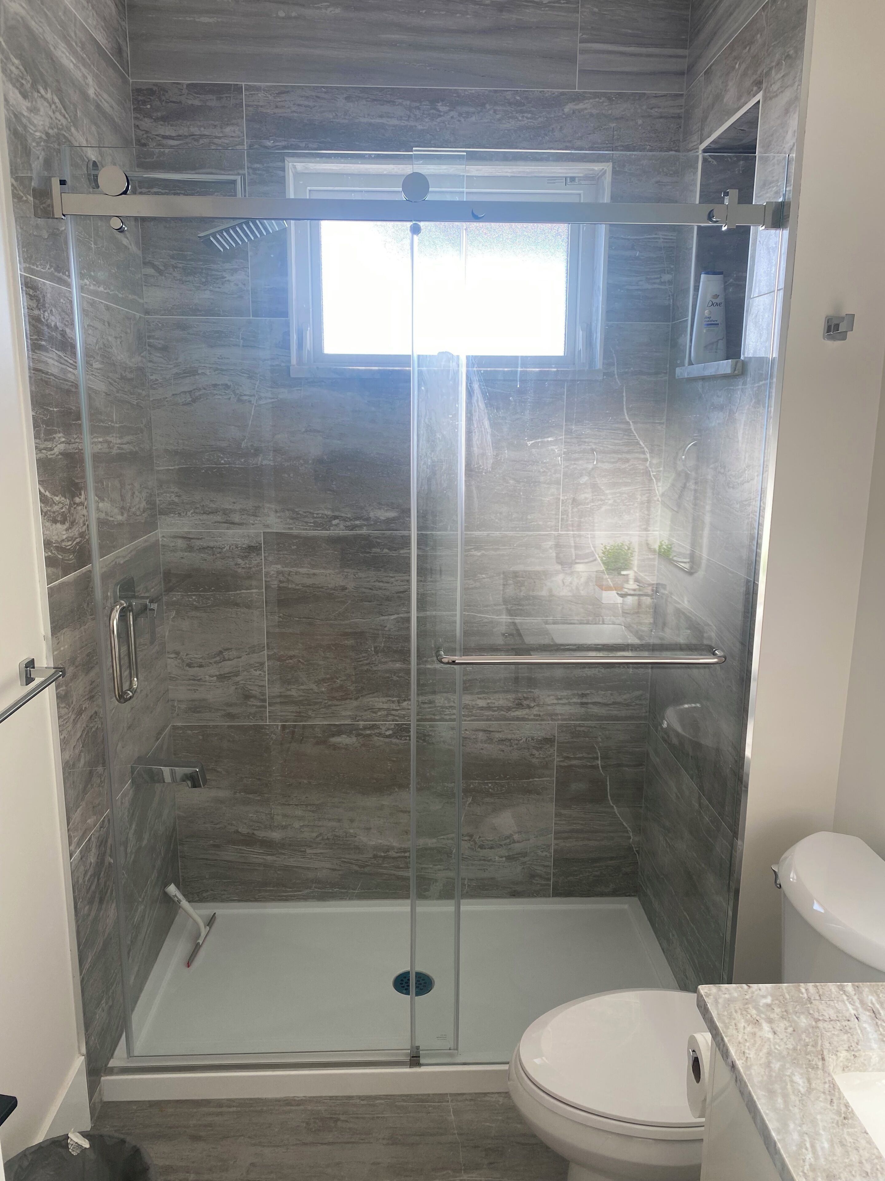 Doccia, asciugacapelli, asciugamani, sapone