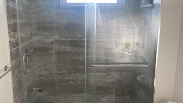 Douche, sĂšche-cheveux, serviettes fournies, savon