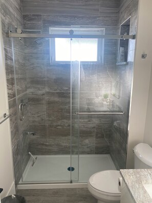 Een douche, een haardroger, handdoeken, zeep