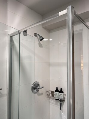 Douche, sĂšche-cheveux, serviettes fournies, savon