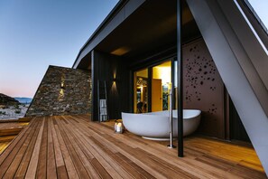 Luxury-Villa, 3 Schlafzimmer, Seeblick | Terrasse/Patio