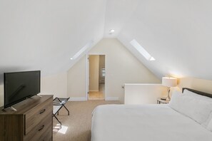 5 habitaciones, escritorio y tabla de planchar con plancha