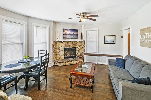 TV connectée, cheminée, livres, imprimantes