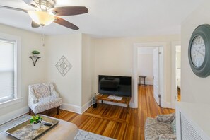 TV connectée, cheminée, livres, imprimantes