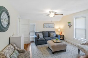 Älytelevisio, takka, kirjoja, tulostin