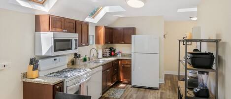 Refrigerador, microondas, horno, placa de cocina