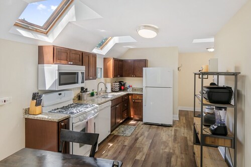 Beautiful updated 5 bedroom house Near Naval Base!