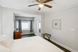 5 chambres, bureau, fer et planche à repasser, lit parapluie