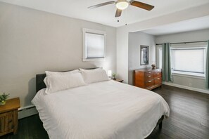 5 chambres, bureau, fer et planche à repasser, lit de bébé portatif