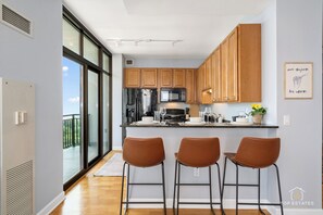Refrigerador, microondas, horno y parrilla de estufa