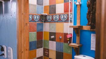 Basic Triple Room, Garden View | Bilik Mandi