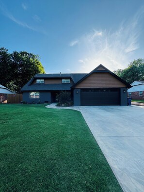 Exterior - Cozy 4BR, 2BA home—perfect for OSU games/events, work trips, or relaxing stays. (Stillwater)