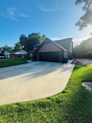 Property grounds - Cozy 4BR, 2BA home—perfect for OSU games/events, work trips, or relaxing stays. (Stillwater)