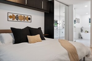 3 habitaciones, tabla de planchar con plancha, wifi y ropa de cama