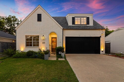 Sleep 16 - Mini Golf-Patio-Arcade-Pool Table & Fun - DAL - Easy Airport Access