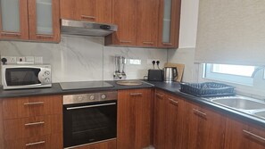 Refrigerador, microondas, horno y tetera eléctrica