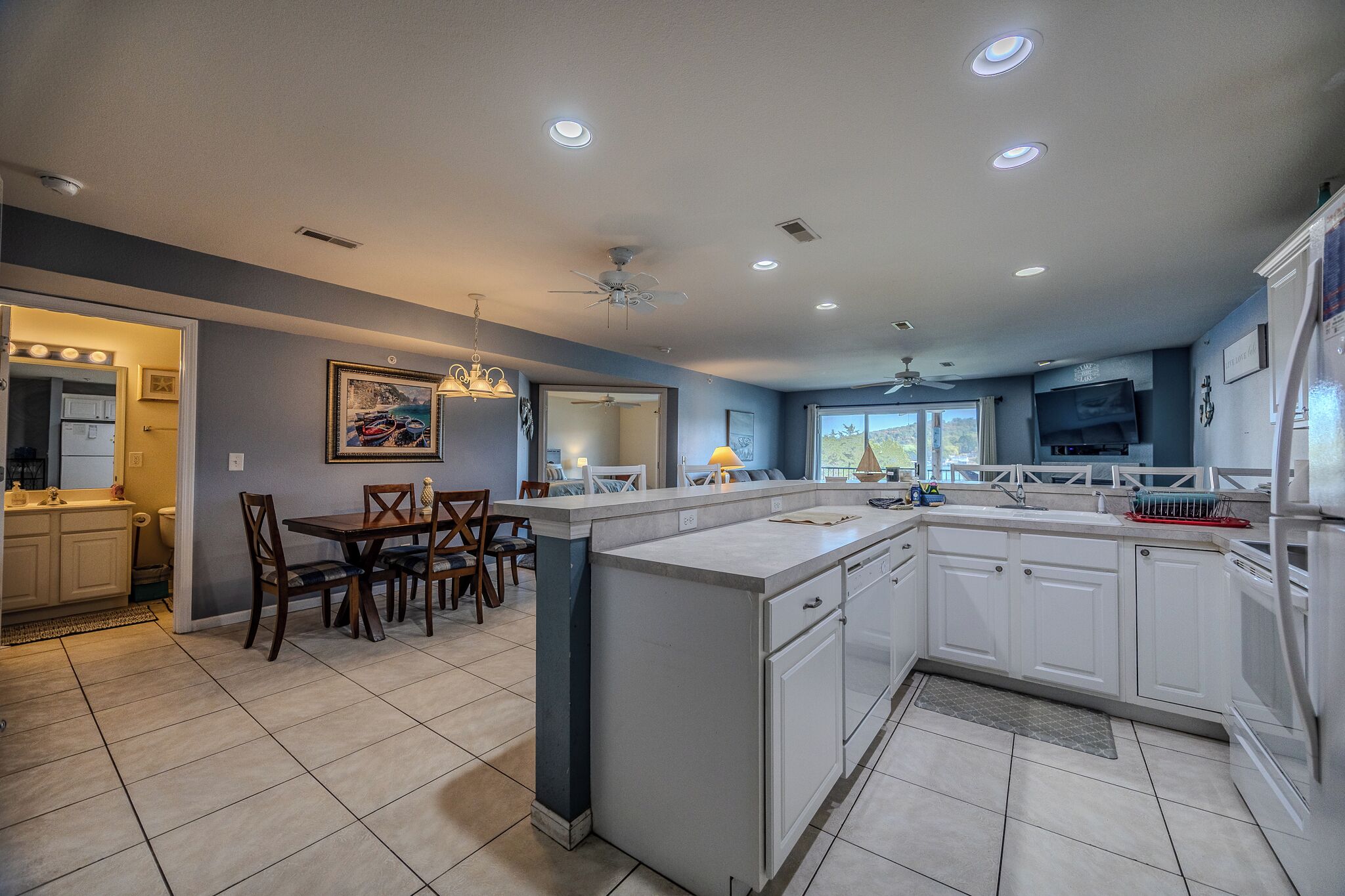 Kylskåp, mikrovågsugn, ugn och spishäll