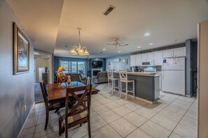 Dining - Lake of the Ozarks Premier lakefront 3-bedroom condo. Fishing, Swimming,boating. (Camdenton)