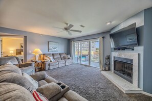 Smart TV - Lake of the Ozarks Premier lakefront 3-bedroom condo. Fishing, Swimming,boating. (Camdenton)